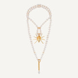 collar de perlas blancas con broche