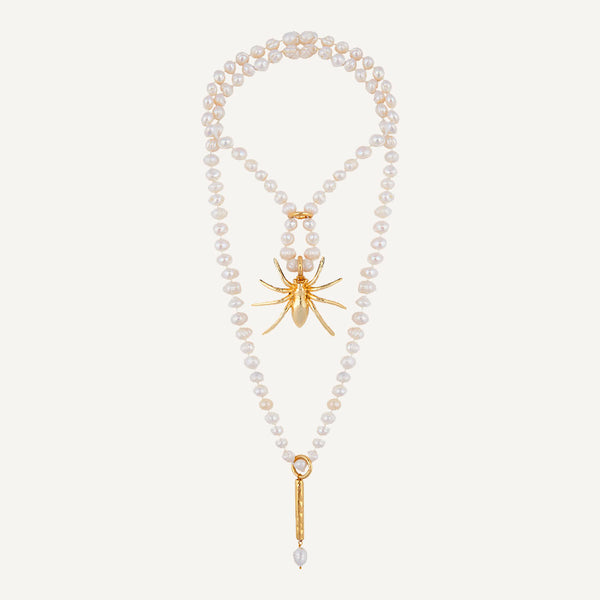 collar de perlas blancas con broche