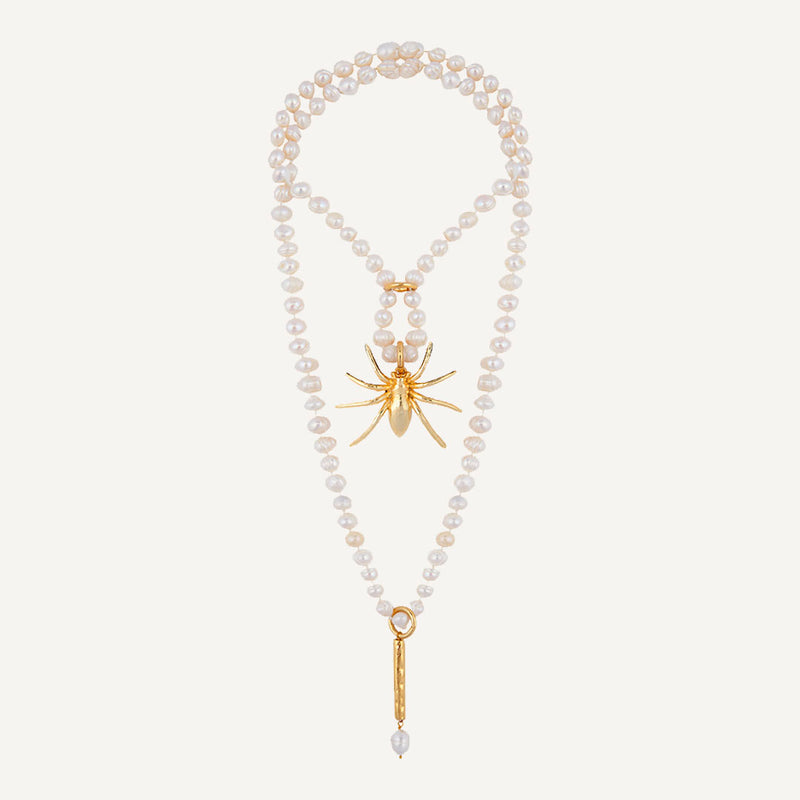 collar de perlas blancas con broche