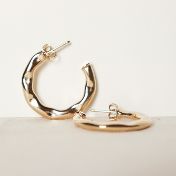 Pendientes con cierre a presión dorados con relieve