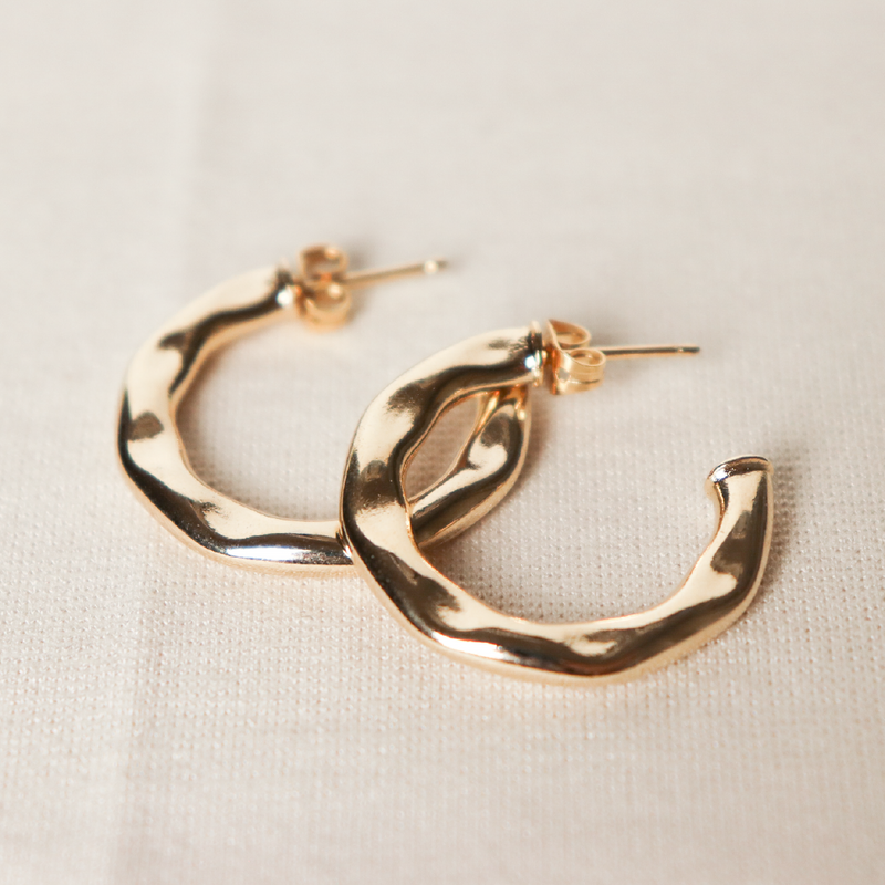 Pendientes dorados con cierre a presión para mujer 