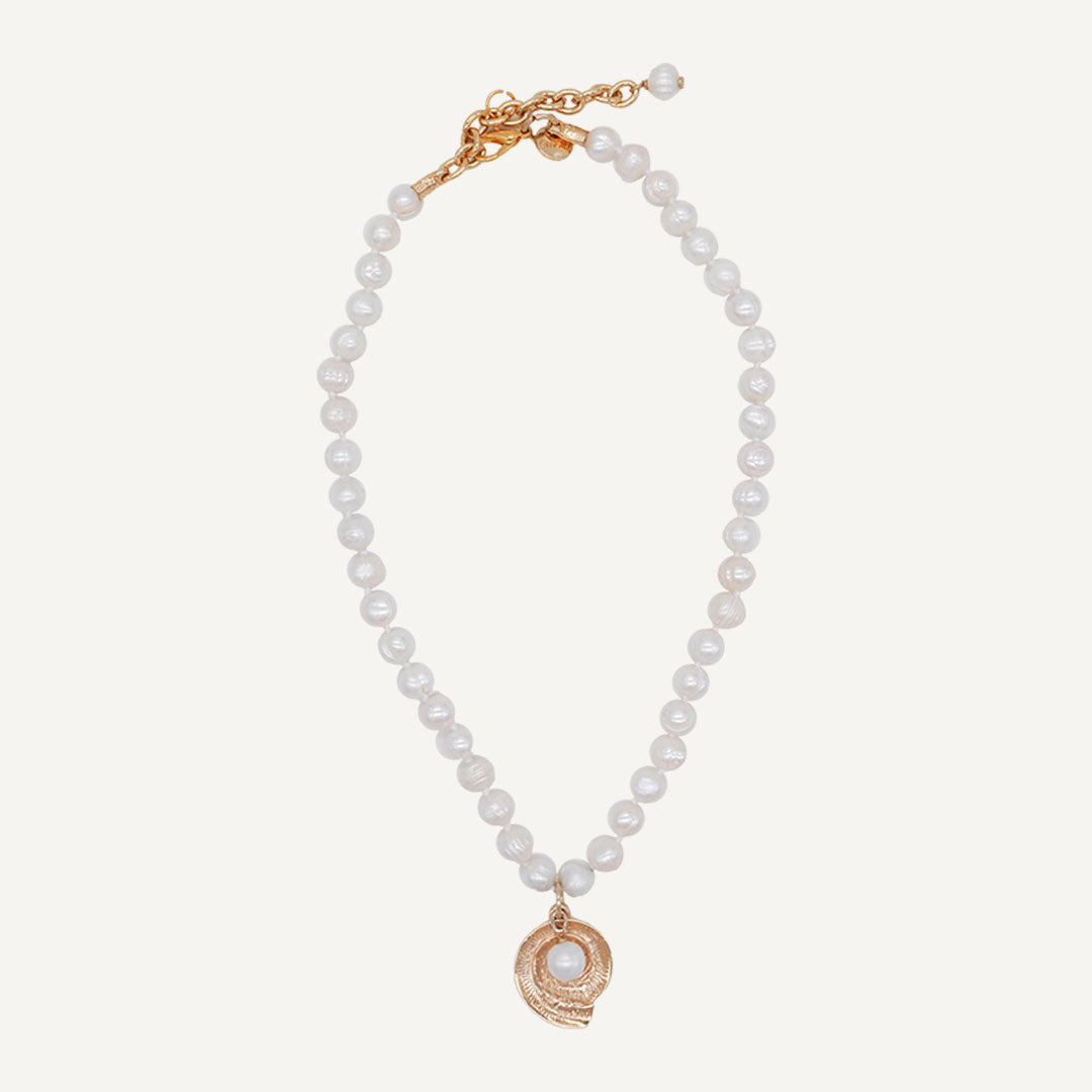 collar de perlas y colgante