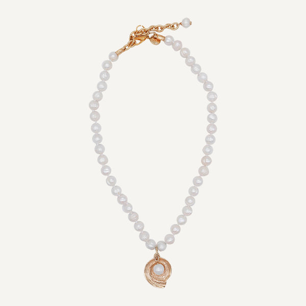 collar de perlas y colgante