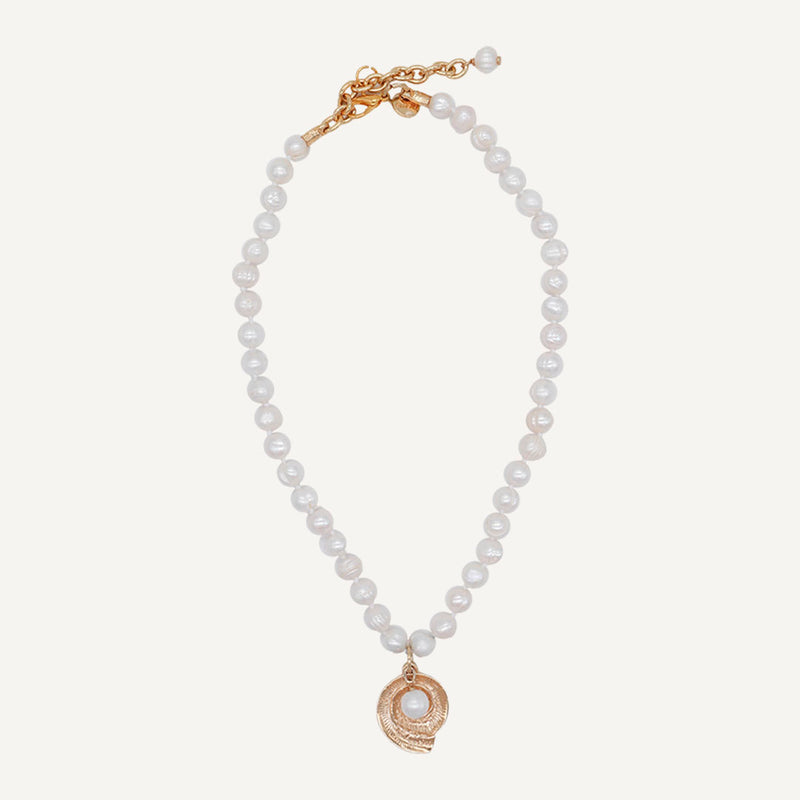 collar de perlas y colgante