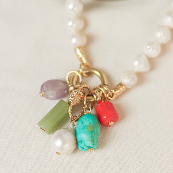 collar de perlas y charms