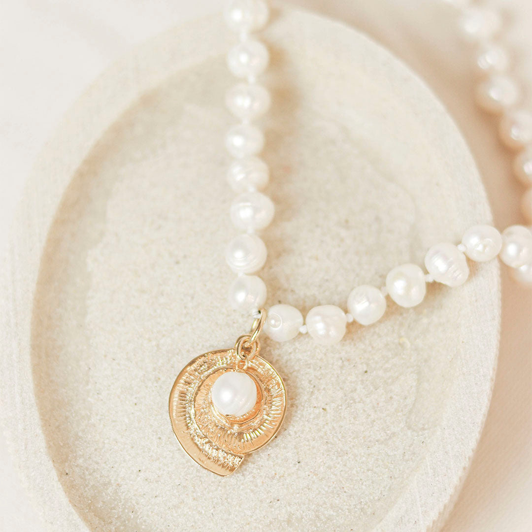 collar de perlas con colgante