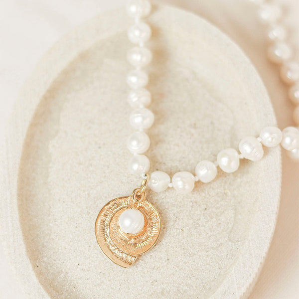 collar de perlas con colgante
