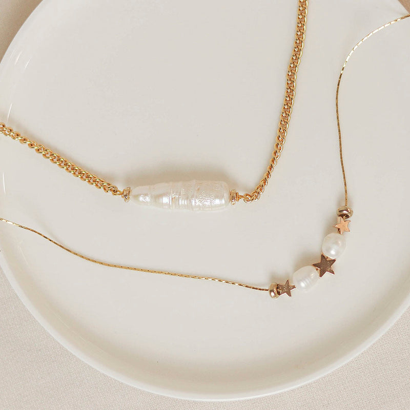 collar de cadena con perlas y estrellas
