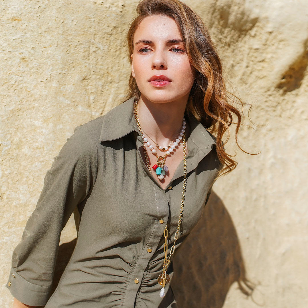 chica con collar de perlas