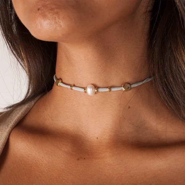 Collar elástico con perla y piezas doradas