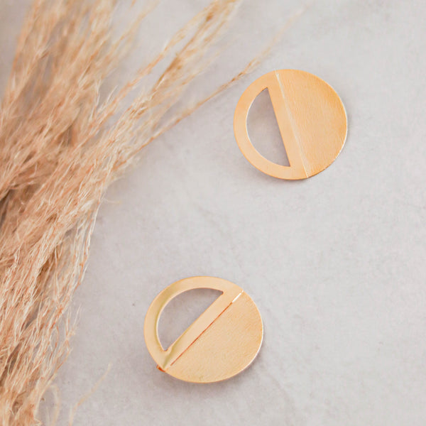 Pendientes dorados con forma circular para mujer con cierre a presión