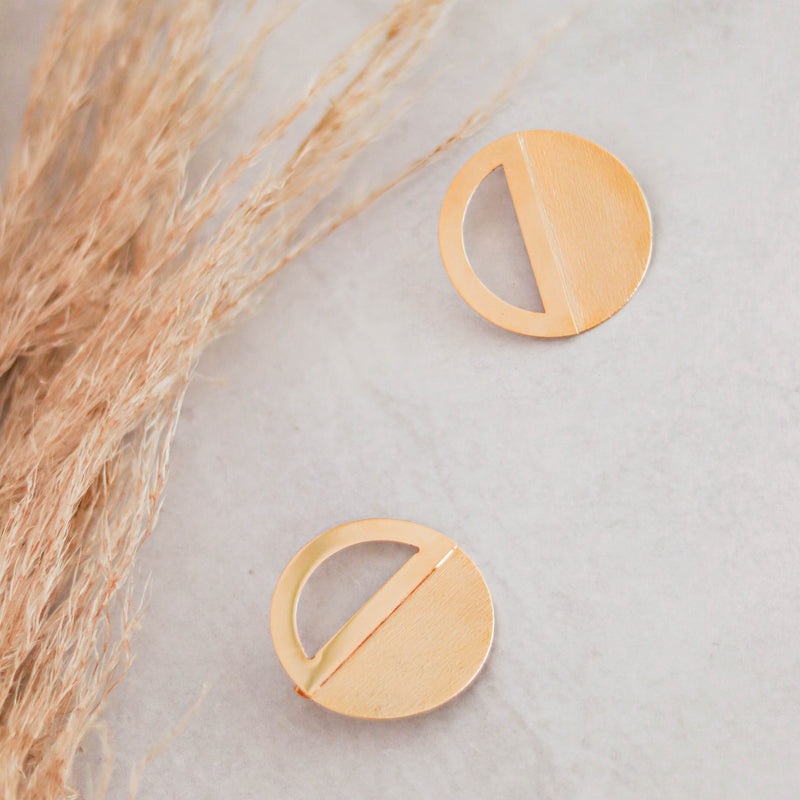 Pendientes dorados con forma circular para mujer con cierre a presión