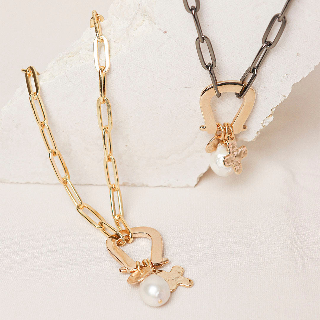 collar de cadena dorada con perla grande