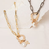 collar de cadena dorada con perla grande