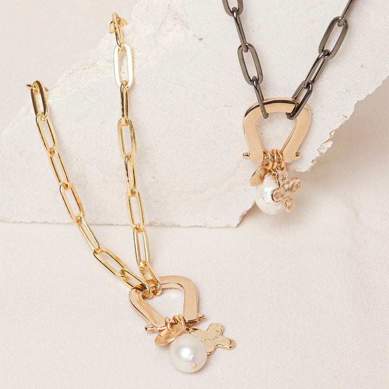 collar de cadena dorada con perla grande