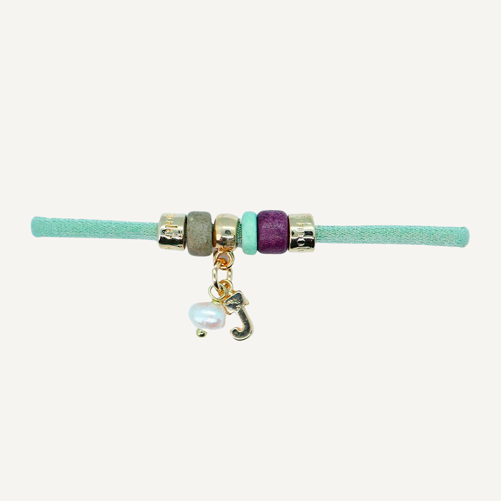 pulsera de cordón con piedras e iniciales