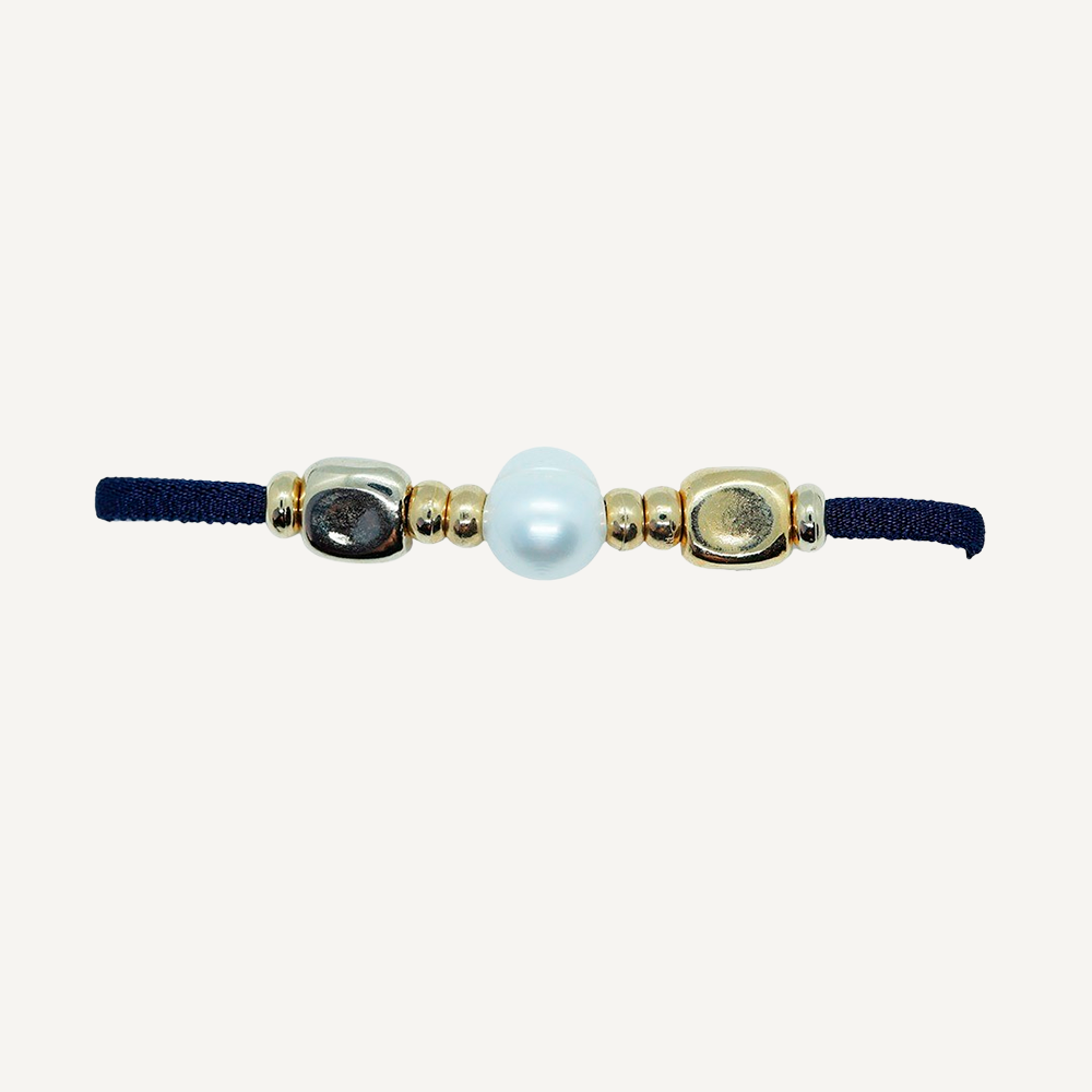 Pulsera azul marino con perla y piezas doradas