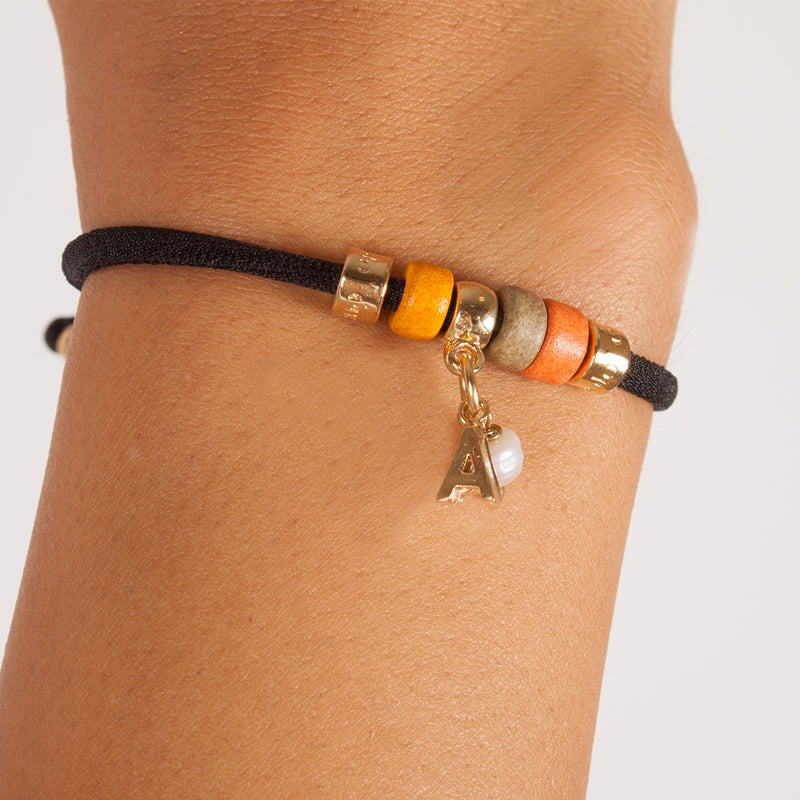 pulsera de cordón con piedras e inicial