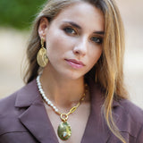 collar de perlas y cadena y colgante