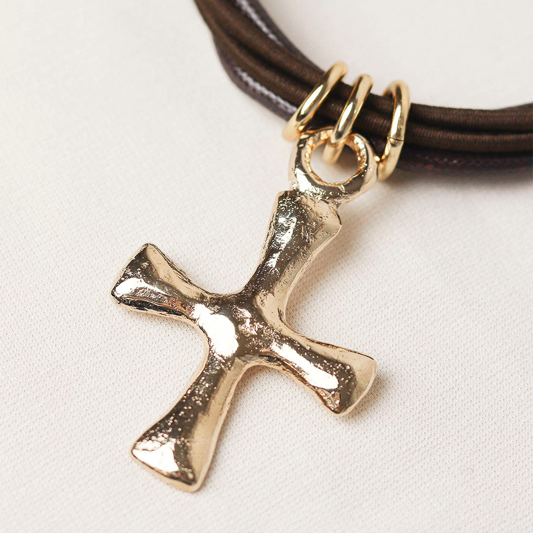 Short necklace for women with a gold cross