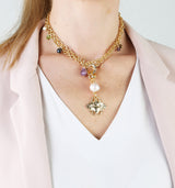 collar de cadena dorado con perla grande